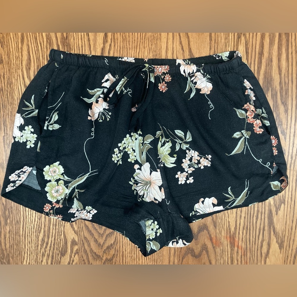 ✨🤩✨Brandy Melville Black Floral Elastic Drawstring Waist Shorts with pockets